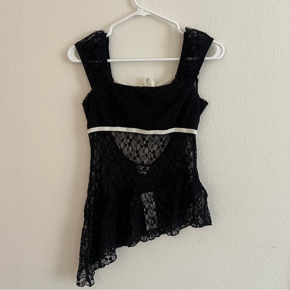 Urban Outfitters Kimchi Blue Penelope Lace Keyhole Back
Asymmetric Top - Picture 4 of 9